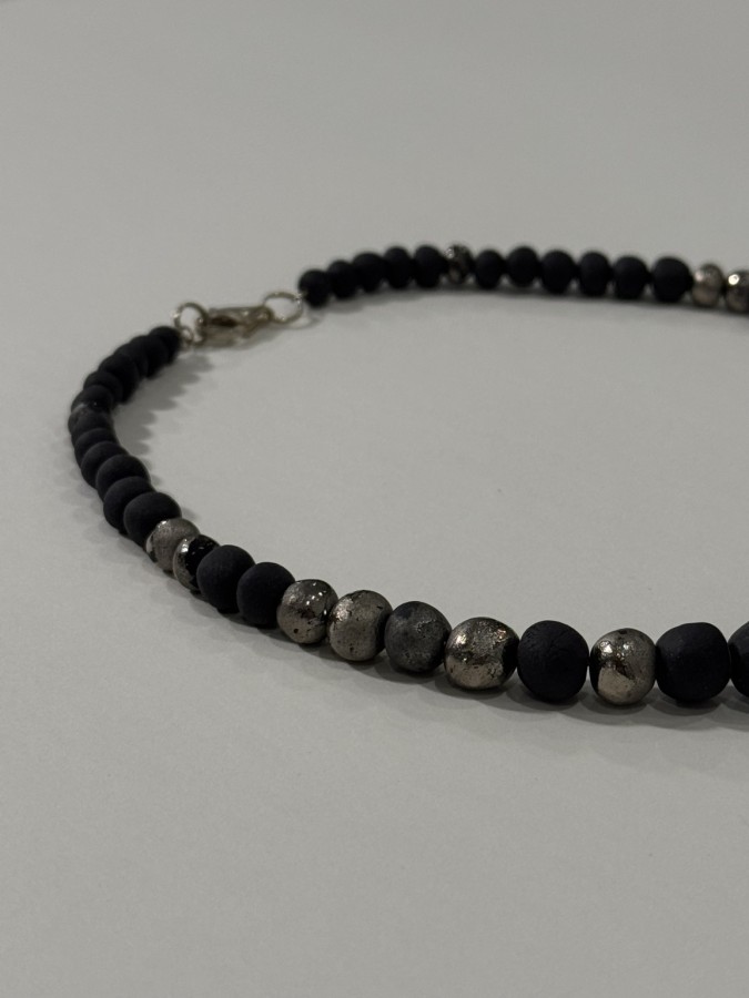 Maži dalykai. juodo porceliano kaklo papuošalas