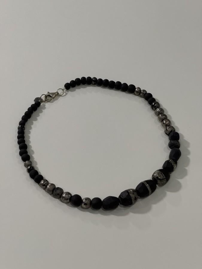 Maži dalykai. juodo porceliano kaklo papuošalas