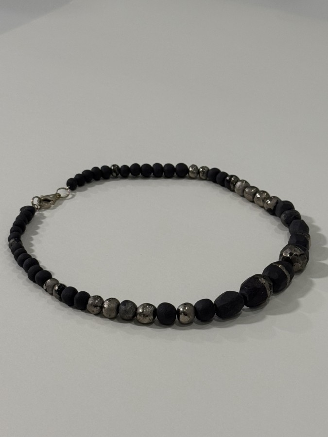 Maži dalykai. juodo porceliano kaklo papuošalas