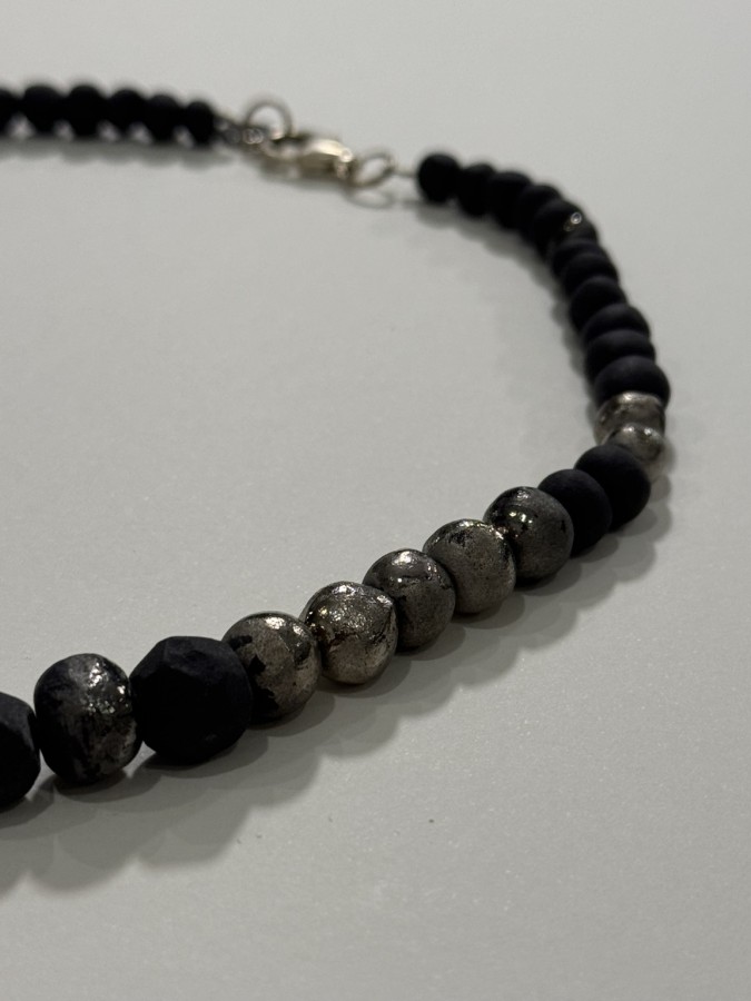 Maži dalykai. juodo porceliano kaklo papuošalas