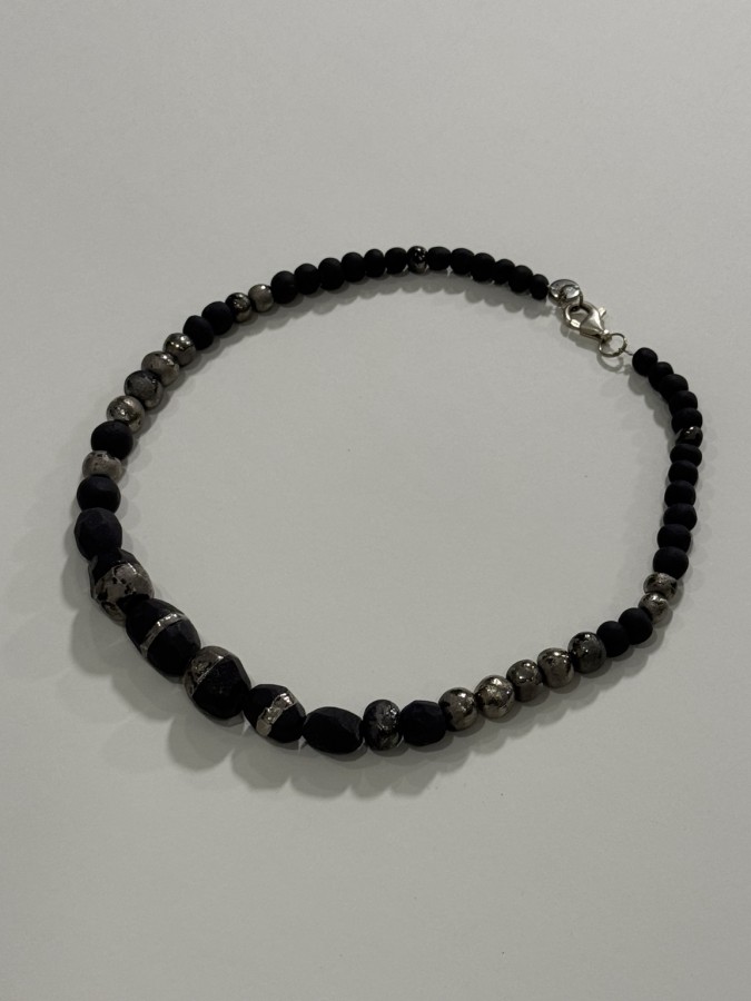 Maži dalykai. juodo porceliano kaklo papuošalas