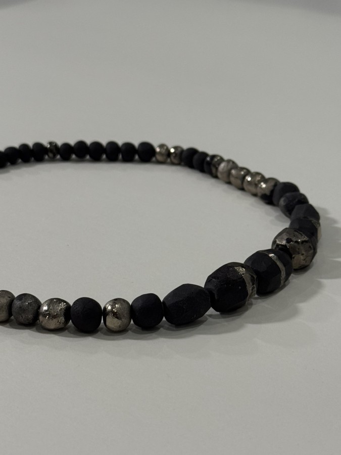 Maži dalykai. juodo porceliano kaklo papuošalas