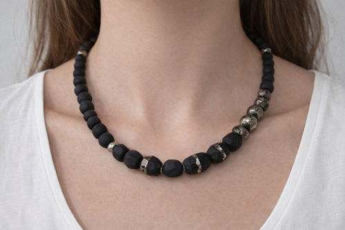 Maži dalykai. juodo porceliano kaklo papuošalas