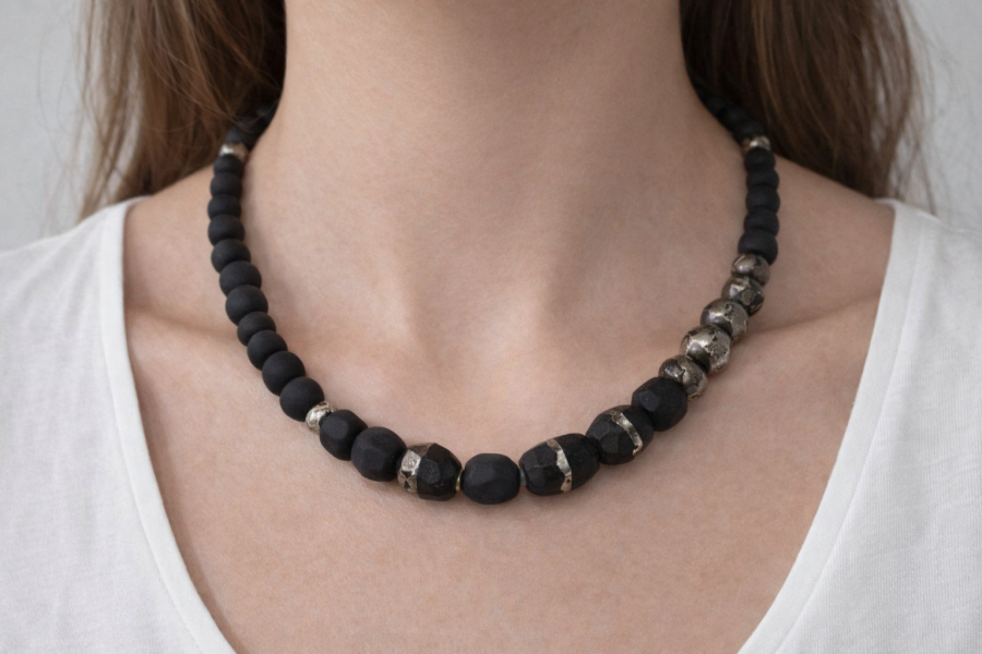 Maži dalykai. juodo porceliano kaklo papuošalas