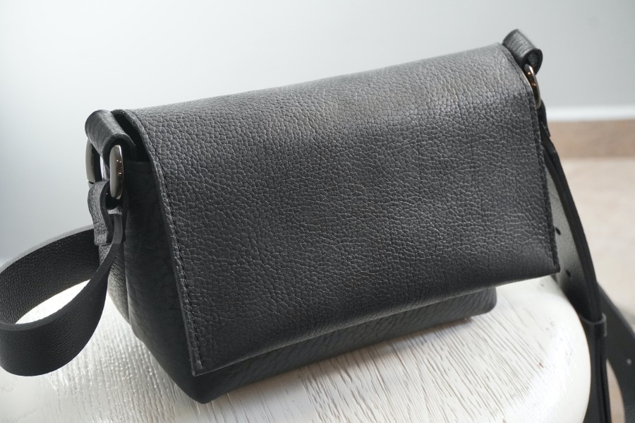 LEMANE. RANKINĖ juoda