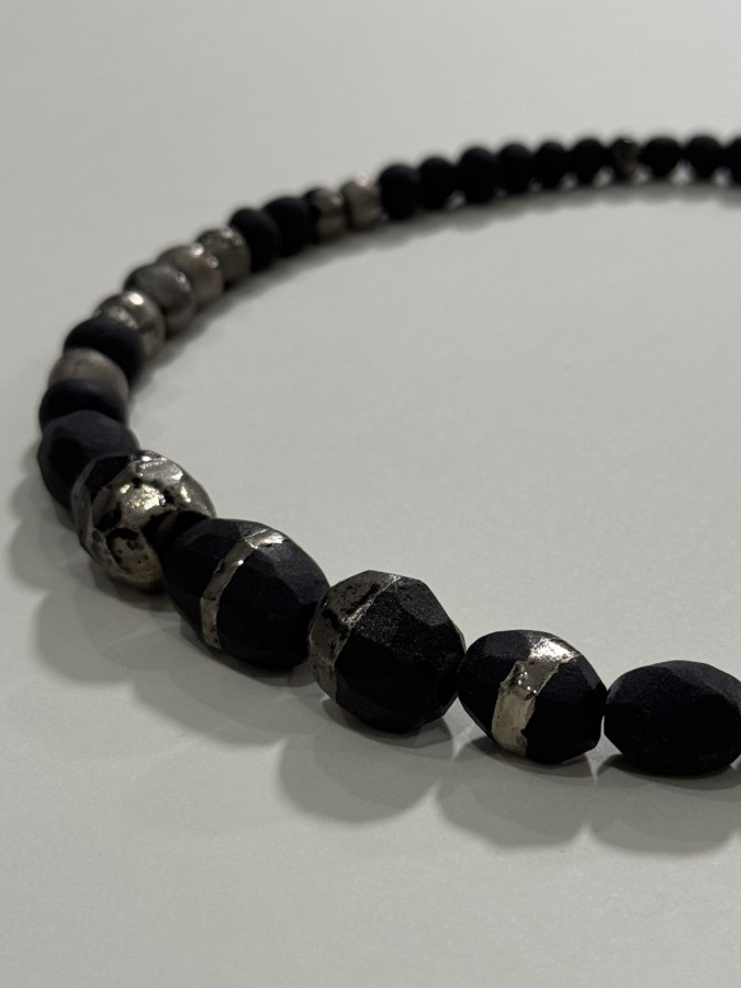 Maži dalykai. juodo porceliano kaklo papuošalas