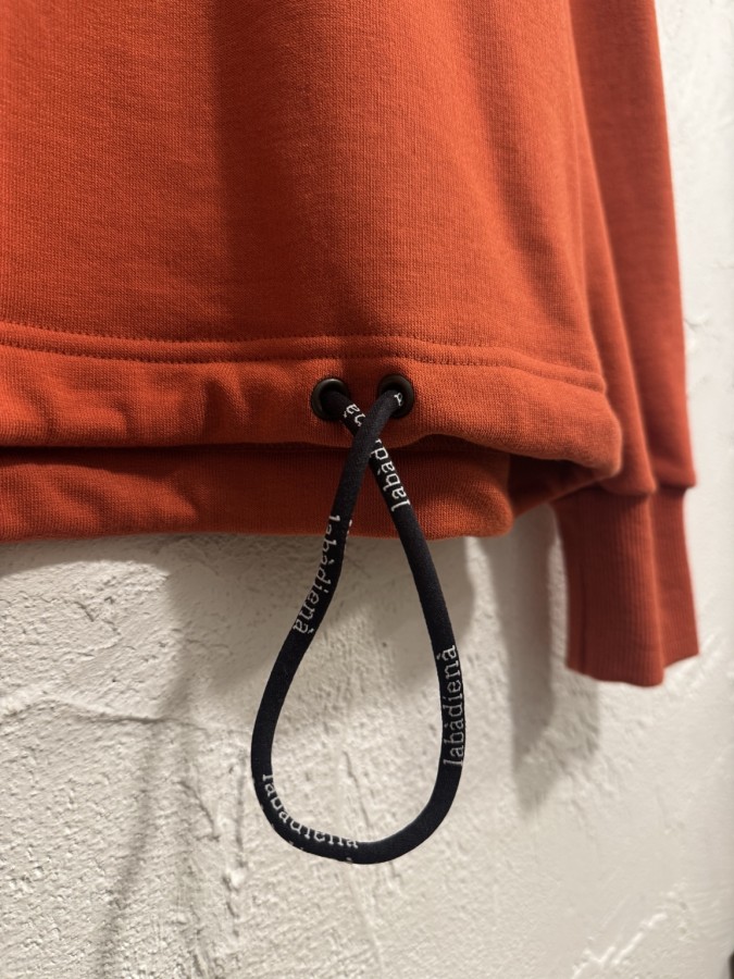 LABÀDIENÀ. UNISEX Minimalistinis džemperis