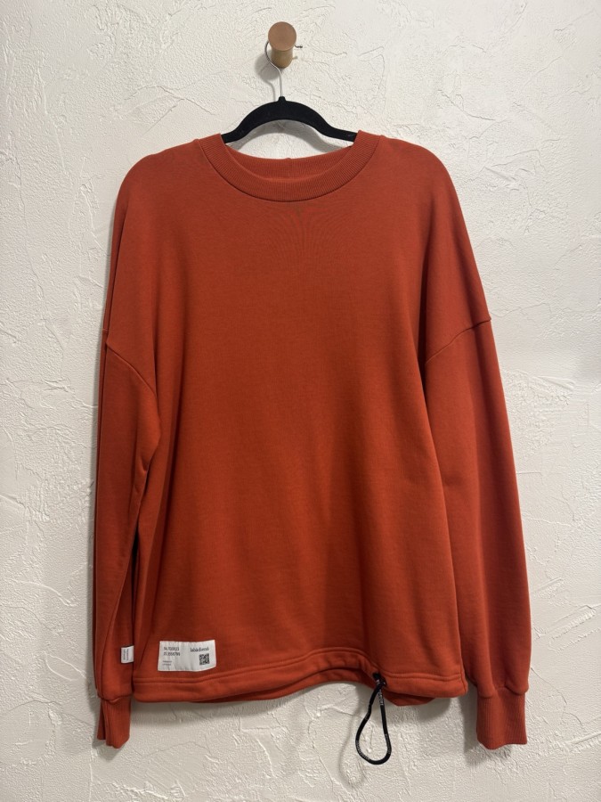 LABÀDIENÀ. UNISEX Minimalistinis džemperis