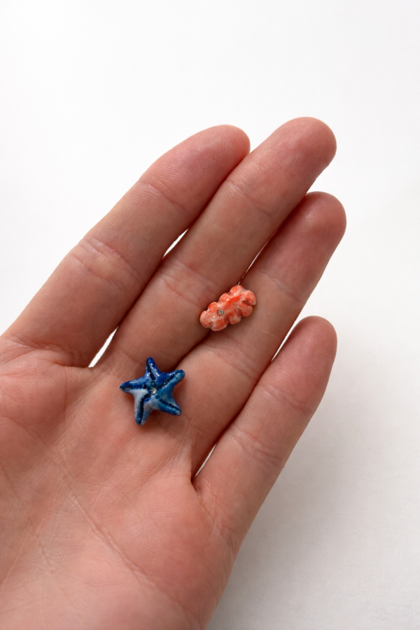 Maži dalykai. Balto porceliano mini auskarai