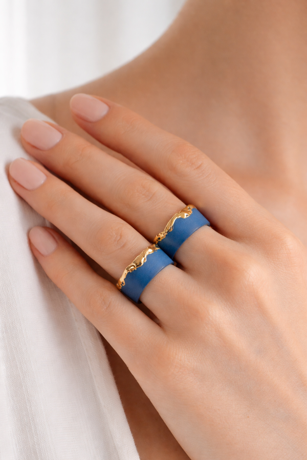 Maži dalykai. Mėlynas porcelianinis žiedas AUKSINĖ BANGA