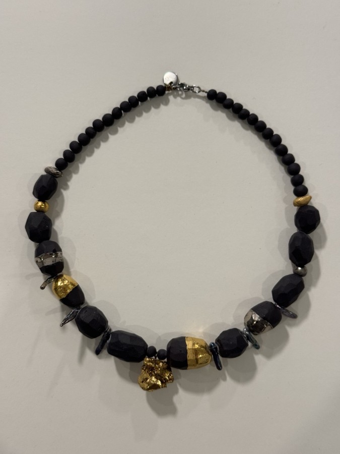 Maži dalykai. juodo porceliano kaklo papuošalas