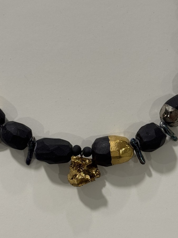 Maži dalykai. juodo porceliano kaklo papuošalas