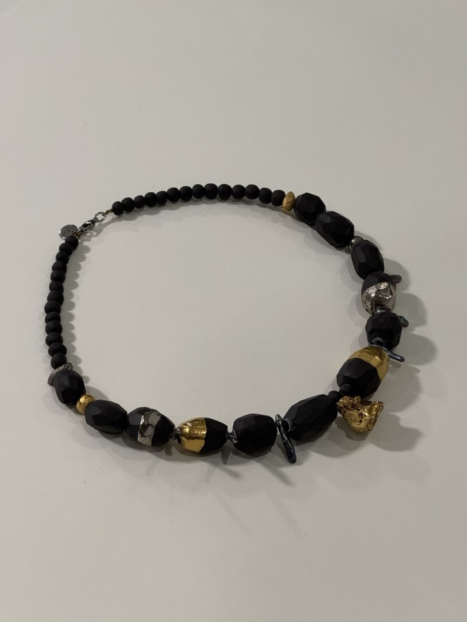 Maži dalykai. juodo porceliano kaklo papuošalas