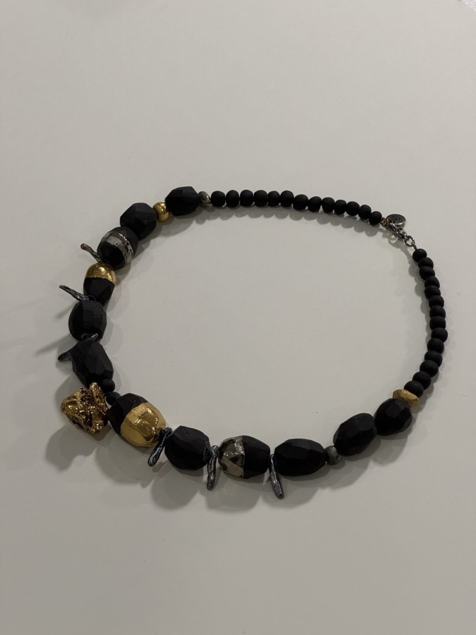 Maži dalykai. juodo porceliano kaklo papuošalas