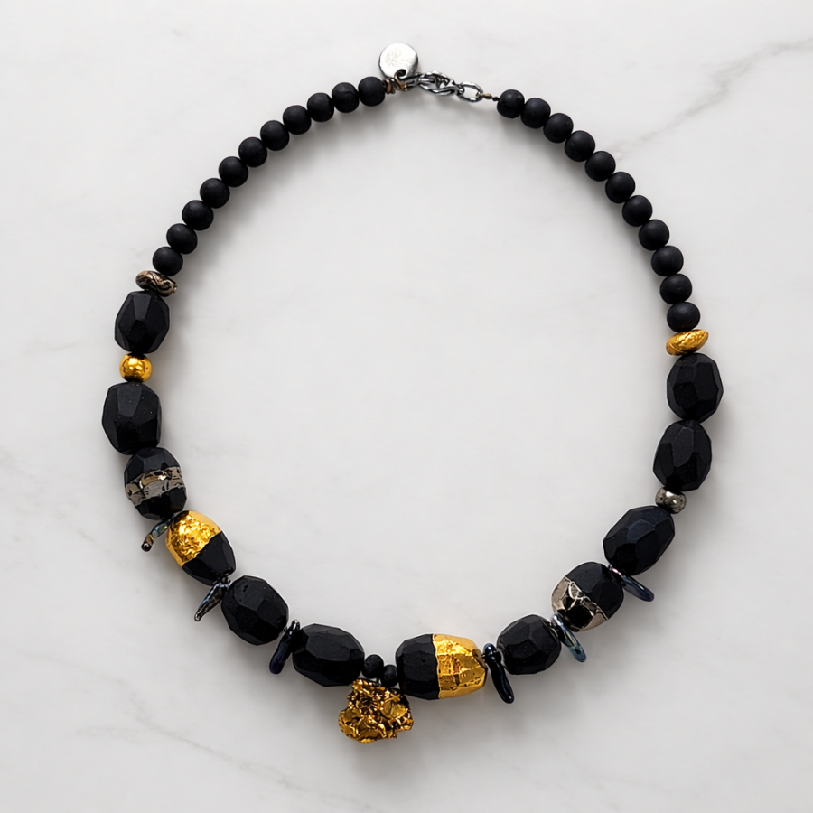 Maži dalykai. juodo porceliano kaklo papuošalas