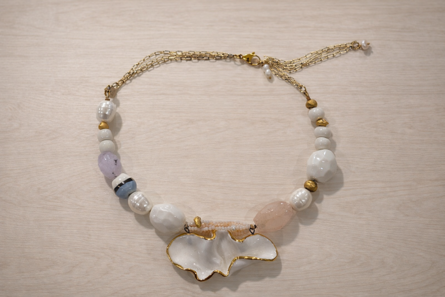 Maži dalykai. porceliano kaklo papuošalas