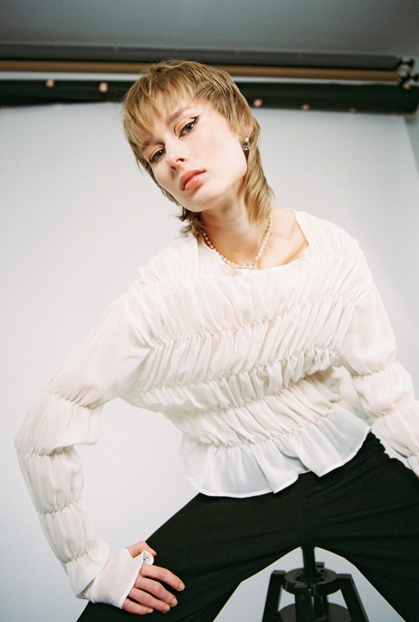 SEARCHING. Dreamy Top balta