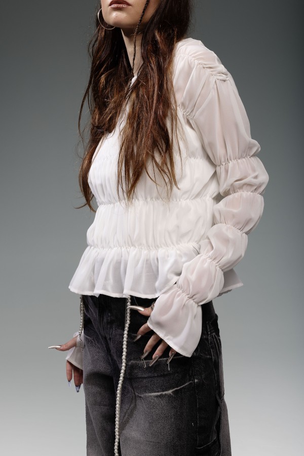 SEARCHING. Dreamy Top balta