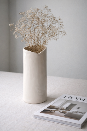 SENSE OF CALM CERAMICS.  glossy balta  vaza 