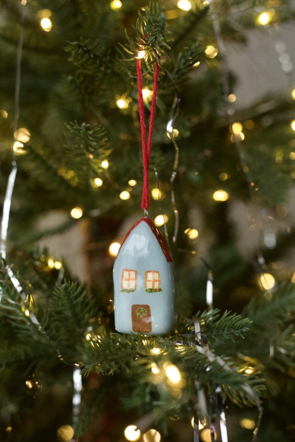 cute little things. Kalėdinė dekoracija NAMELIS
