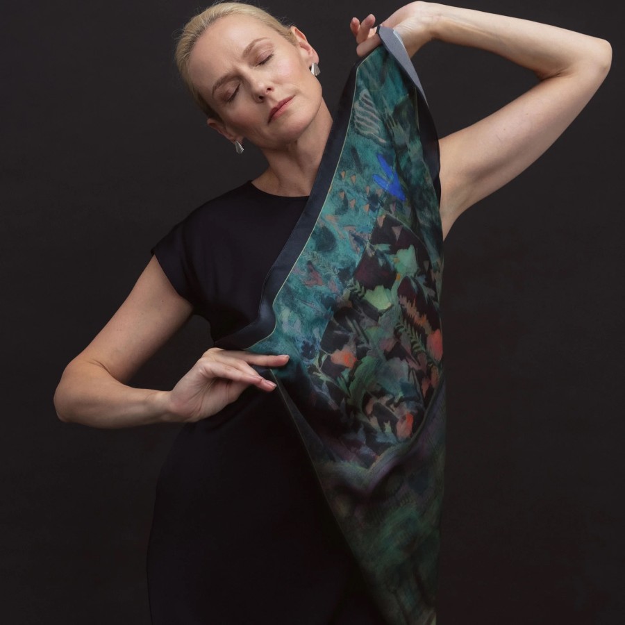 DONUM. Šilkinė skarelė Fantazija 68x68 DONUM. Šilkinė skarelė Fantazija 68x68