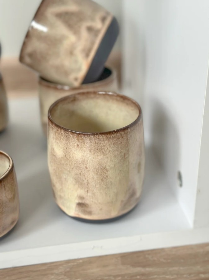 DOVI Designs. AMBER puodelis su įspaudais pirštams DOVI Designs. AMBER puodelis su įspaudais pirštams