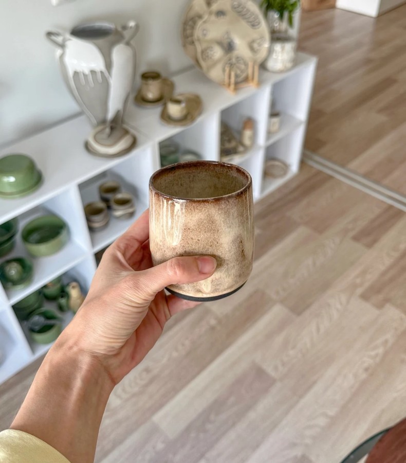DOVI Designs. AMBER puodelis su įspaudais pirštams DOVI Designs. AMBER puodelis su įspaudais pirštams