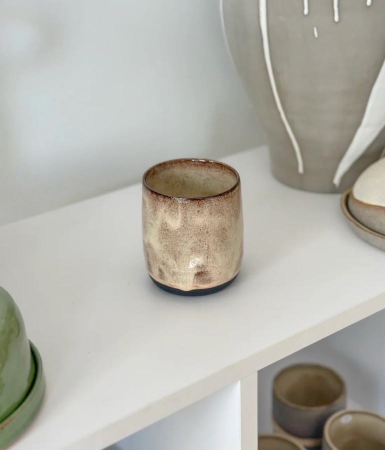 DOVI Designs. AMBER puodelis su įspaudais pirštams DOVI Designs. AMBER puodelis su įspaudais pirštams