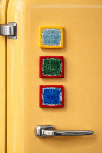 ERNESTA CERAMICS. magnetukas čia gyvena laimė