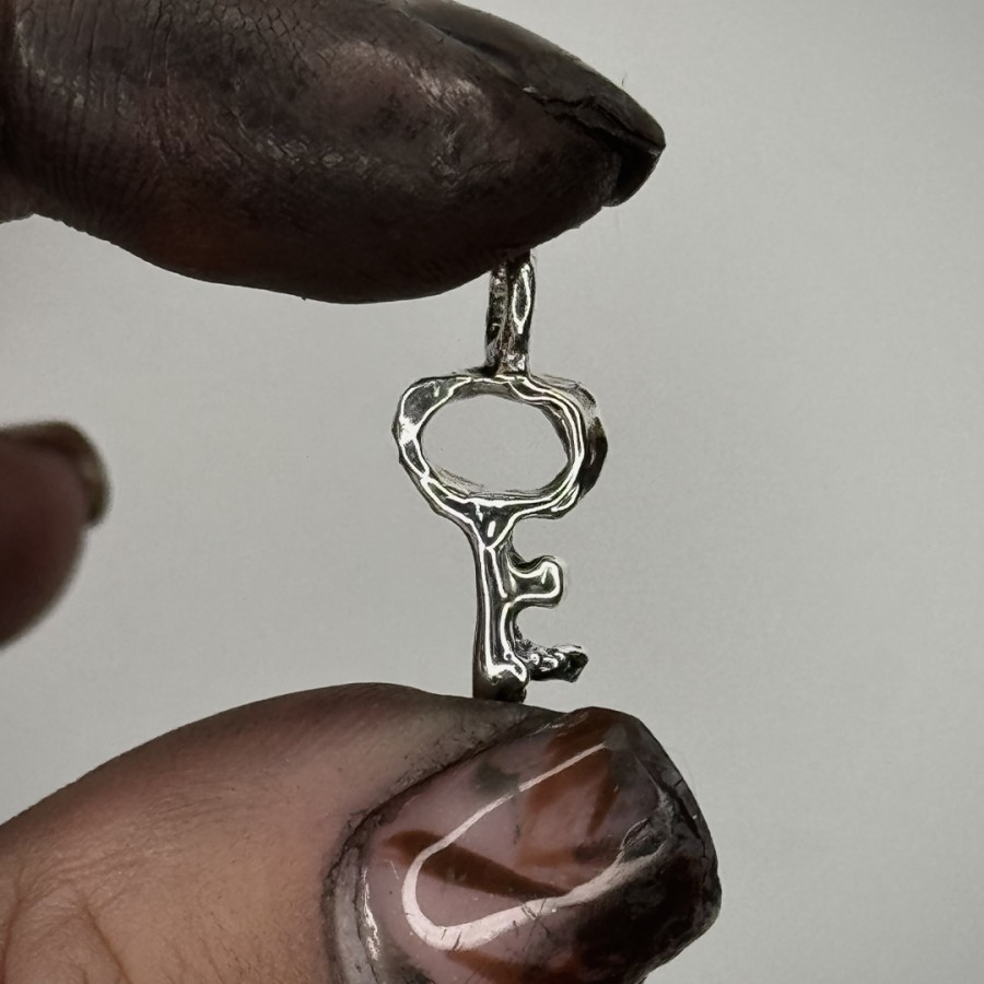 Pūška. unisex pakabukas ginny su grandinėle