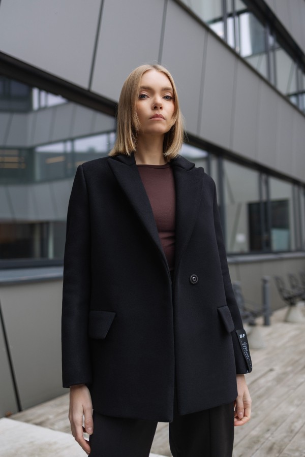 IT F. JUODAS PUSPALTIS