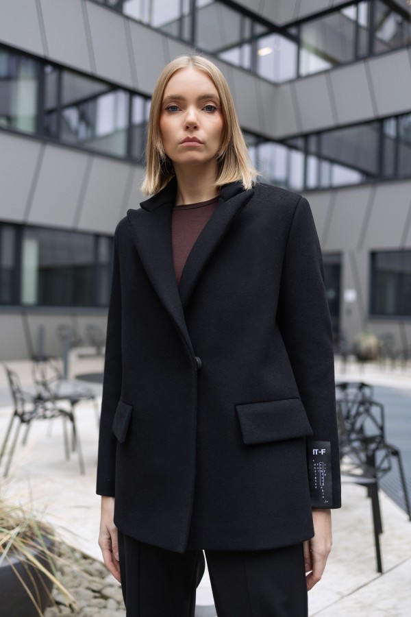 IT F. JUODAS PUSPALTIS