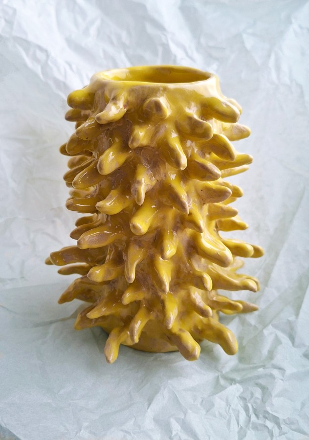 Justina Česnauskaitė. keramikos vazelė šakotis 