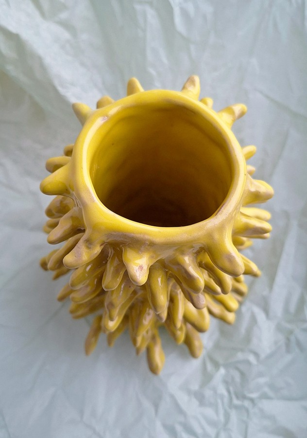 Justina Česnauskaitė. keramikos vazelė šakotis 