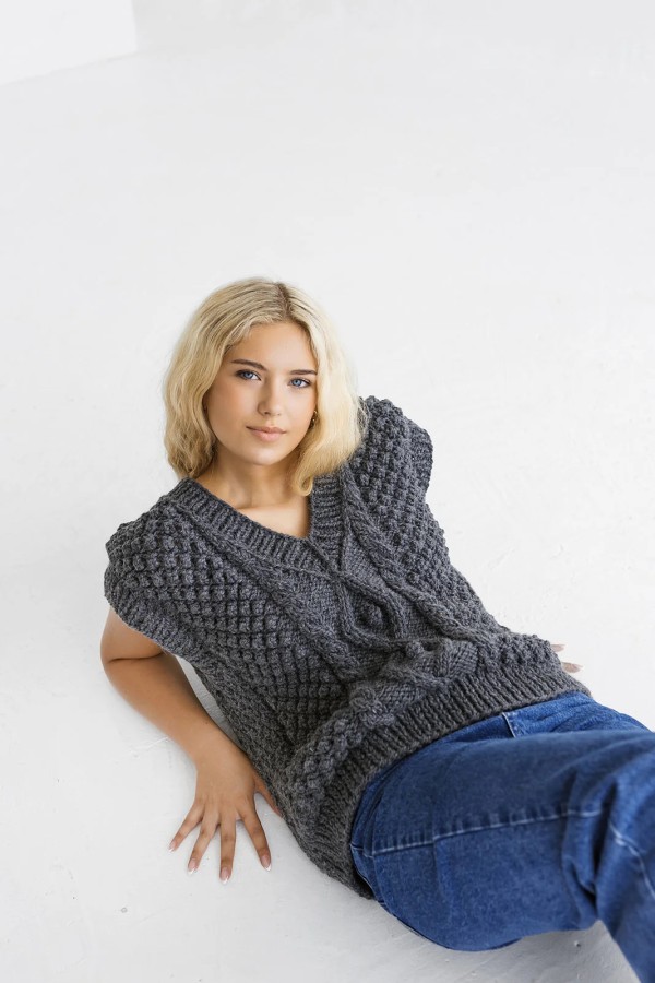 knoto. liemenė pilka