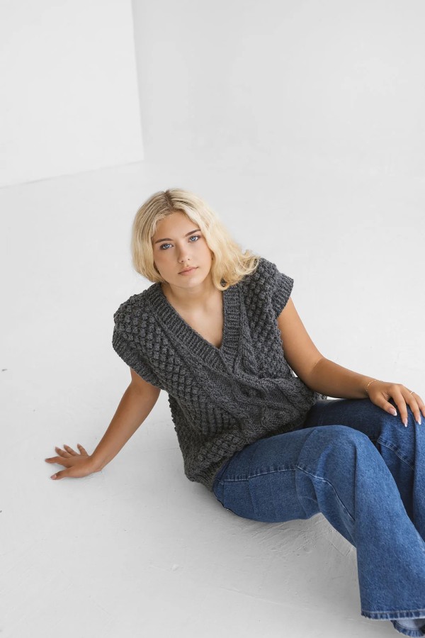 knoto. liemenė pilka