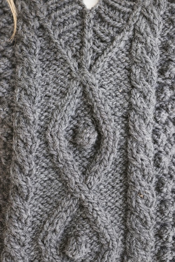 knoto. liemenė pilka