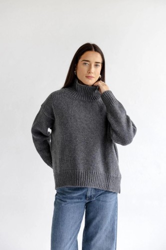 knoto. Megztinis aukštu kaklu pilkas