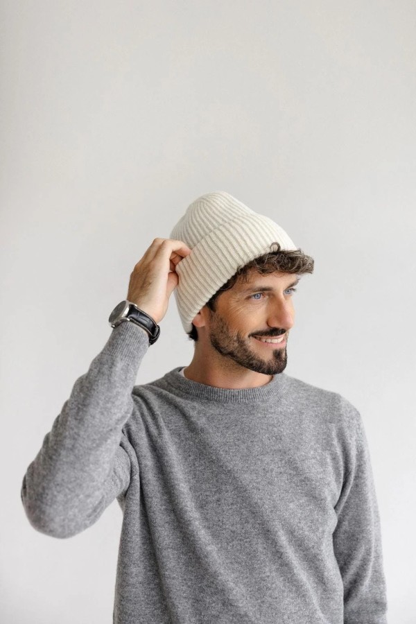 knoto. merino vilnos vyriška balta kepurė