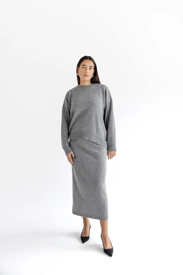 Knoto. pilkas megztas sijonas Knoto. pilkas megztas sijonas