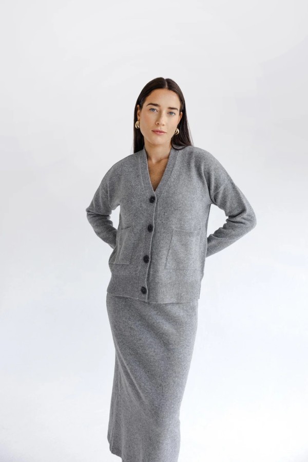 Knoto. pilkas megztas sijonas Knoto. pilkas megztas sijonas