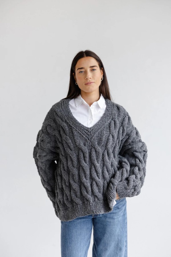 knoto. Pynių megztinis V kaklu