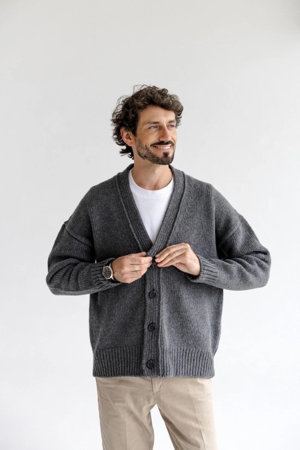 knoto. vyriškas pilkas merino vilnos megztinis knoto. vyriškas pilkas merino vilnos megztinis