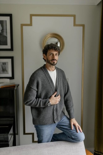 knoto. vyriškas pilkas merino vilnos megztinis