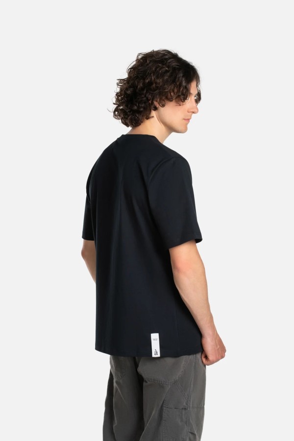 LABADIENA. Plakato UNISEX marškinėliai juodi LABADIENA. Plakato UNISEX marškinėliai juodi
