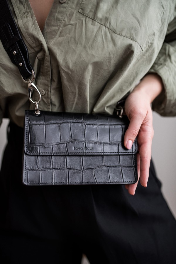 lava flow. Rankinė Pelée no.1