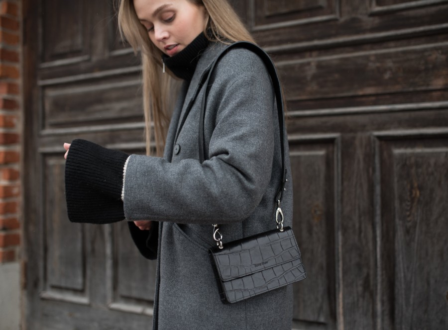 lava flow. Rankinė Pelée no.1