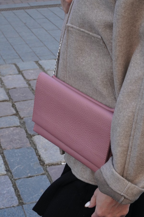 lemane. rankinė delninė