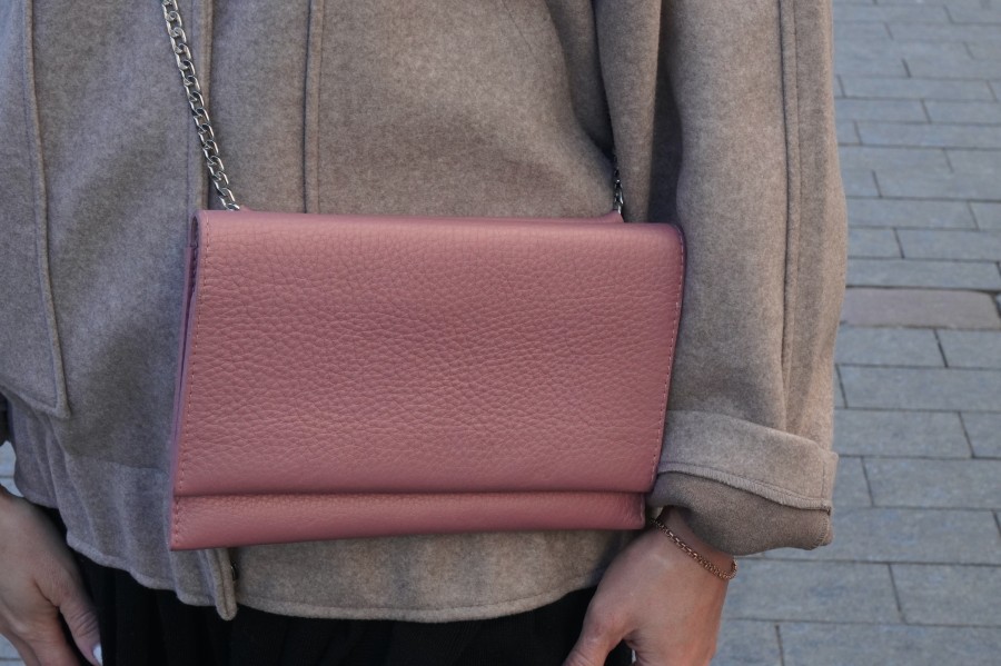 lemane. rankinė delninė