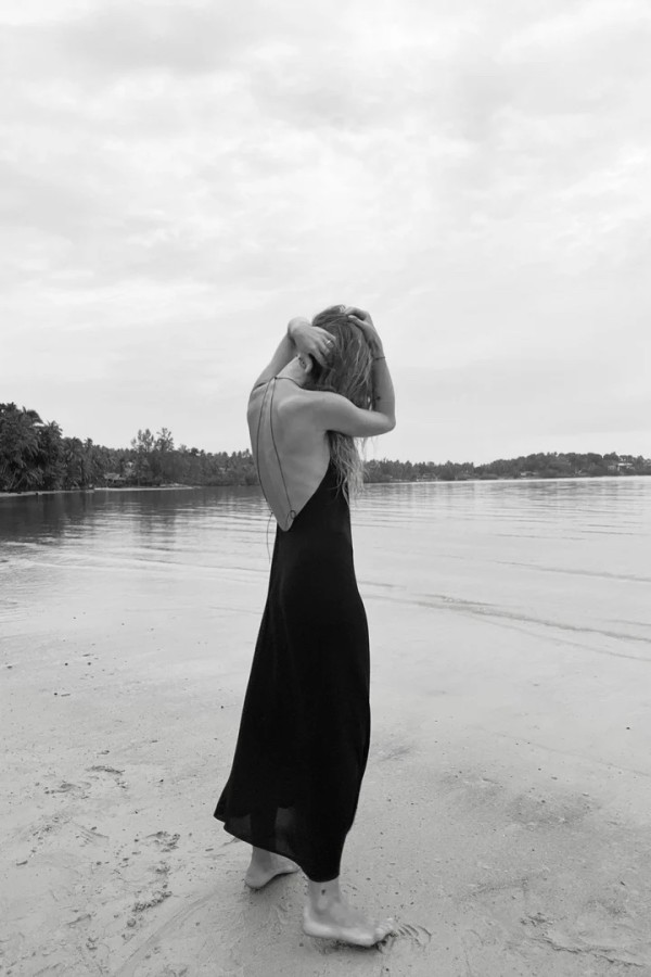 lina andriukone. juoda suknelė